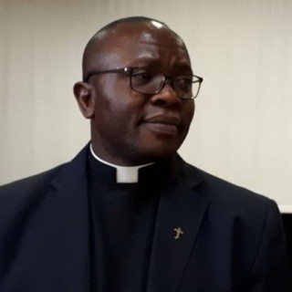 Don Robert Kasereka Ngongi ospite della Scuola di Pace di Ventimiglia Don Robert Kasereka Ngongi ospite della Scuola di Pace di Ventimiglia