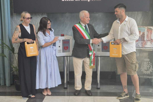 Imperia, donati due defibrillatori in ricordo di Marco Di Pietro Imperia, donati due defibrillatori in ricordo di Marco Di Pietro