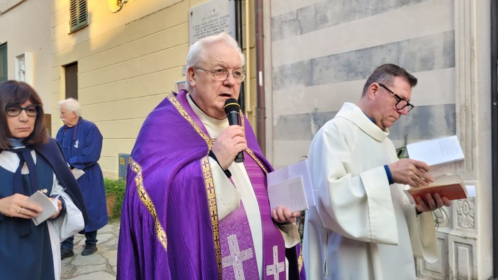 Al centro monsignor Lucio Fabbris  durante la Via Crucis al Parasio