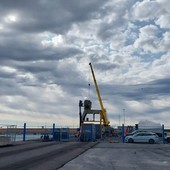 Imperia, al via la demolizione della gru in Banchina Aicardi