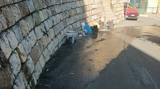 Allarme degrado a Borgo San Moro: perdita d'acqua e cattivi odori a pochi passi dalla scuola Allarme degrado a Borgo San Moro: perdita d'acqua e cattivi odori a pochi passi dalla scuola
