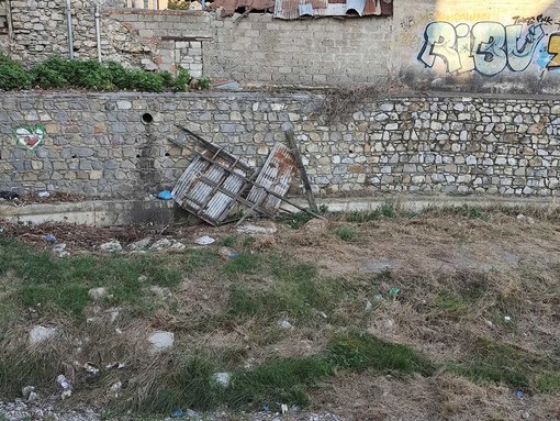 L'allerta autunnale, detriti e rifiuti abbandonati nel letto del Caramagna sono una minaccia da evitare