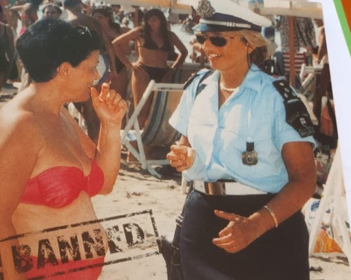 La foto apparsa su The Sun con una giovane comandante della polizia locale Daniela Bozzano impegnata in un controllo La foto apparsa su The Sun con una giovane comandante della polizia locale Daniela Bozzano impegnata in un controllo