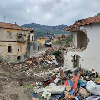 Imperia, proseguono i lavori di demolizione del "Giro dei Galli" (video) Imperia, proseguono i lavori di demolizione del "Giro dei Galli" (video)
