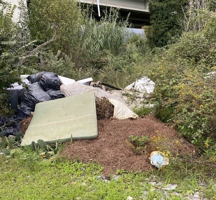 Nel Dianese discariche abusive a macchia di leopardo, materassi e rifiuti in via Seula Nel Dianese discariche abusive a macchia di leopardo, materassi e rifiuti in via Seula