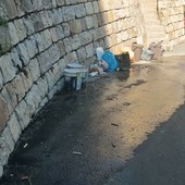 Allarme degrado a Borgo San Moro: perdita d'acqua e cattivi odori a pochi passi dalla scuola Allarme degrado a Borgo San Moro: perdita d'acqua e cattivi odori a pochi passi dalla scuola