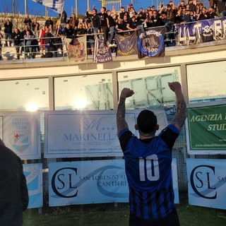 Costantini esulta sotto il settore ospiti del Comunale, il derby e nerazzurro (Foto Flammia)