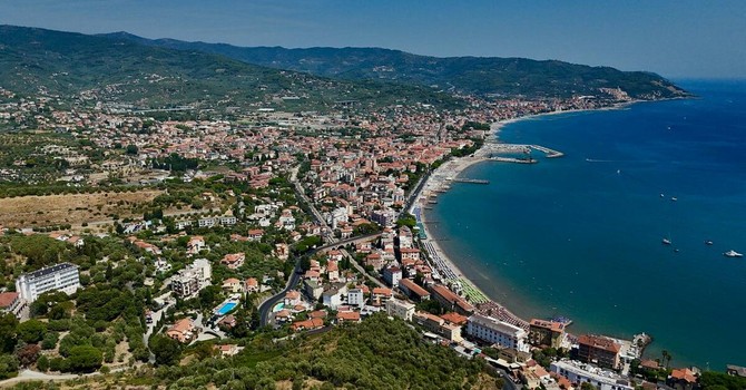 A Diano Marina servono 13,5 anni di stipendio  per comprare 80 metri quadrati, a Imperia il rapporto scende a 7,9 anni