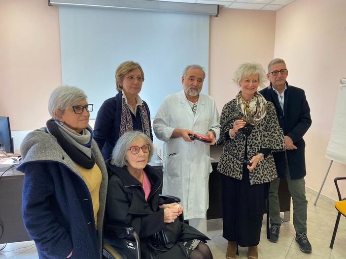 Imperia, l'AISLA dona un campanello per il reparto di pneumologia
