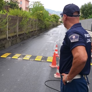 Diano Marina: posizionati tre dossi in via Saponiera, limite di 40 chilometri orari (foto)
