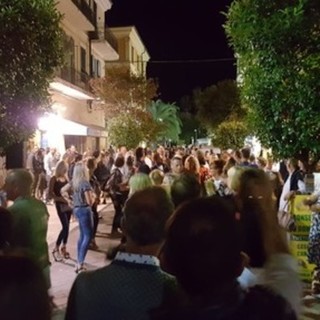 Diano Marina, difficile trovare un bar che dopo le 22.00 ti faccia un caffè Diano Marina, difficile trovare un bar che dopo le 22.00 ti faccia un caffè