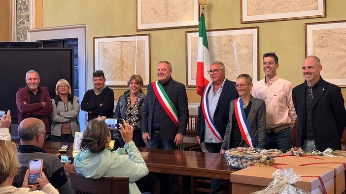 Un ponte di amicizia in Piemonte, rinnovato il gemellaggio tra Diano Marina, Diano d’Alba e Néoules