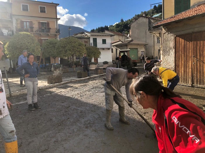 Alluvione, la valle Arroscia si rialza. Soccorritori, sindaci e abitanti scavano per portare via il fango (foto e video) Alluvione, la valle Arroscia si rialza. Soccorritori, sindaci e abitanti scavano per portare via il fango (foto e video)
