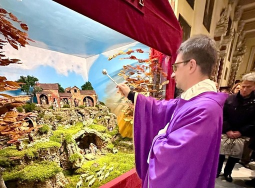 Diano Marina accende il Natale: Don Luca benedice il presepe parrocchiale Diano Marina accende il Natale: Don Luca benedice il presepe parrocchiale