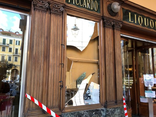 Imperia, vandali in azione nella notte in piazza Dante: danneggiato lo storico bar 'Piccardo'  (foto)