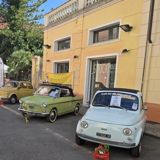 Nel Golfo Dianese rombano i motori delle vecchie 500, al via il dodicesimo raduno