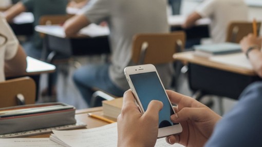 Scuola, scatta il divieto di cellulari in classe: tra regole, sanzioni e nuove abitudini