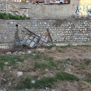 L'allerta autunnale, detriti e rifiuti abbandonati nel letto del Caramagna sono una minaccia da evitare