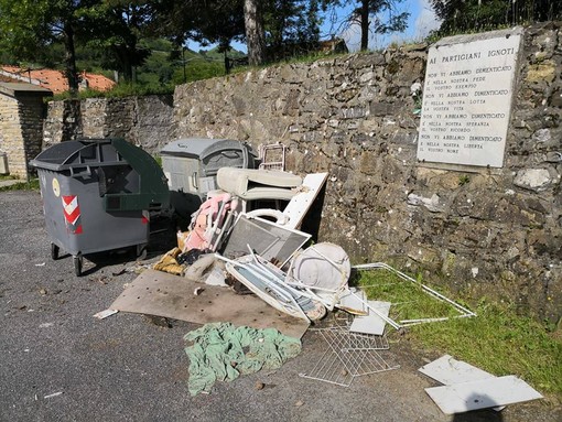 Vergogna a San Bernardo di Conio. Una discarica di ingombranti abbandonati a fianco a una targa in memoria dei Partigiani (Foto)