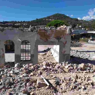 Imperia: al via le operazioni di demolizione dell'ex stabilimento Sasso (foto)