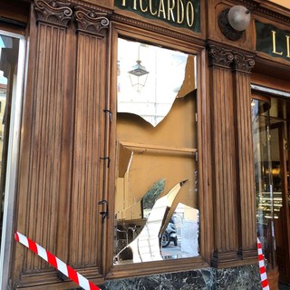 Imperia, danni allo specchio del bar Piccardo, Scajola: &quot;Grazie alle telecamere focalizzati i vandali&quot;