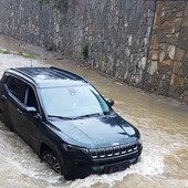 Diano Marina, tenta di guadare il torrente Varcavello in auto: ottantenne salvato Diano Marina, tenta di guadare il torrente Varcavello in auto: ottantenne salvato