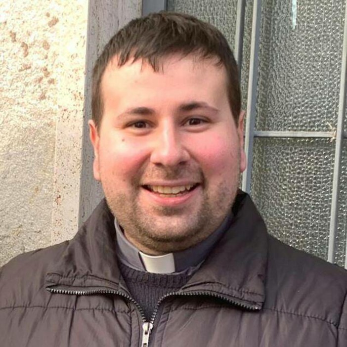 Don Gianluigi Peirano pronto ad entrare a Dolcedo e saluta i suoi ex parrocchiani