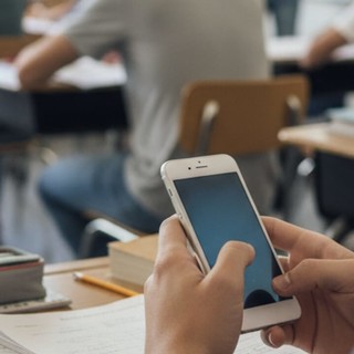 Scuola, scatta il divieto di cellulari in classe: tra regole, sanzioni e nuove abitudini Scuola, scatta il divieto di cellulari in classe: tra regole, sanzioni e nuove abitudini