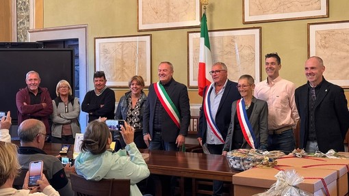 Un ponte di amicizia in Piemonte, rinnovato il gemellaggio tra Diano Marina, Diano d’Alba e Néoules