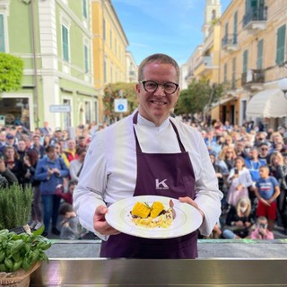 Diano Marina, Ernst Knam delizia il pubblico di Aromatica con 'L'ape in volo': la lemon cake con i sapori della Riviera (foto)
