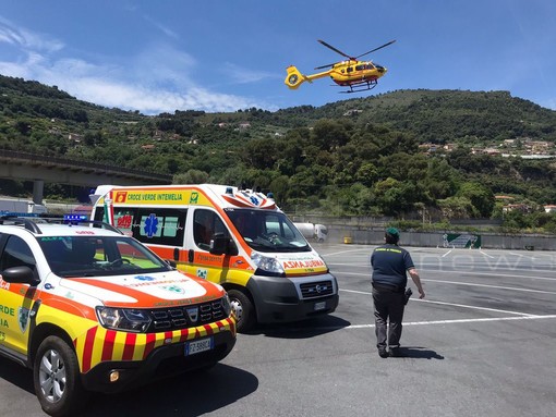Ventimiglia: straniero fermato dalla finanza accusa malore, portato in elicottero al Santa Corona Ventimiglia: straniero fermato dalla finanza accusa malore, portato in elicottero al Santa Corona