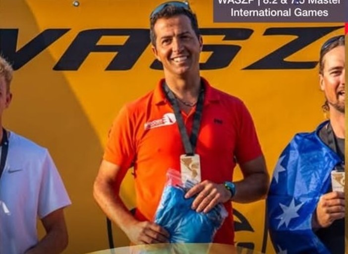 Enzo Savoini campione del mondo Over 30 nella classe Waszp: trionfo per lo Yacht Club Imperia a Weymouth Enzo Savoini campione del mondo Over 30 nella classe Waszp: trionfo per lo Yacht Club Imperia a Weymouth