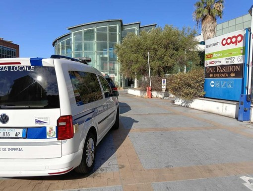 Potenziamento delle telecamere a Imperia, 12 nuovi punti sotto controllo: nel mirino via XXV Aprile e area Carrefour Potenziamento delle telecamere a Imperia, 12 nuovi punti sotto controllo: nel mirino via XXV Aprile e area Carrefour