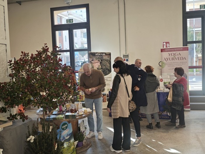 Un weekend di fiori, vento, cultura e meraviglia: la Riviera dei Fiori si accende tra sfilate, musica, spettacoli e tradizioni di primavera