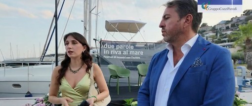 Erica Cassano conquista il pubblico dell'Hotel Riviera dei Fiori con “Duramadre” (Video)