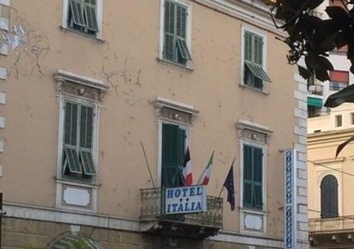 Ex Albergo Italia di Imperia, via allo sgombero e trasloco degli arredi
