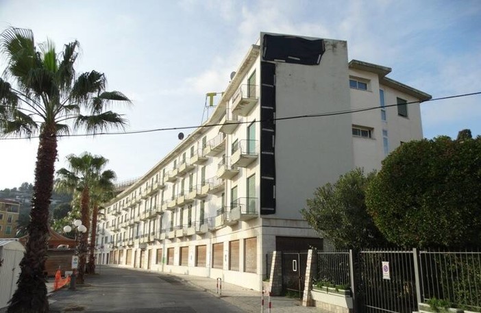 Diano Marina, il sindaco Za Garibaldi “ordina” la messa in sicurezza dell’ex hotel Teresa Diano Marina, il sindaco Za Garibaldi “ordina” la messa in sicurezza dell’ex hotel Teresa