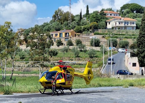 Cade e si ferisce alla testa a San Bartolomeo: ciclista trasportato in ospedale in codice rosso Cade e si ferisce alla testa a San Bartolomeo: ciclista trasportato in ospedale in codice rosso