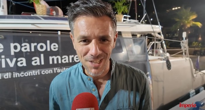 Roberto Emanuelli illumina l’Hotel Riviera dei Fiori nell’ultima tappa di “Due Parole in Riva al Mare” (video) Roberto Emanuelli illumina l’Hotel Riviera dei Fiori nell’ultima tappa di “Due Parole in Riva al Mare” (video)