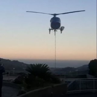 Diano, il mare è troppo distante, l'elicottero antincendio si rifornisce in piscina (video)