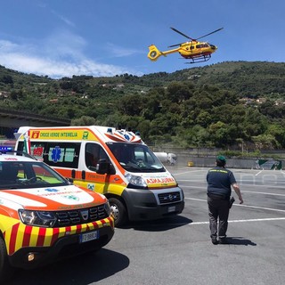 Ventimiglia: straniero fermato dalla finanza accusa malore, portato in elicottero al Santa Corona Ventimiglia: straniero fermato dalla finanza accusa malore, portato in elicottero al Santa Corona