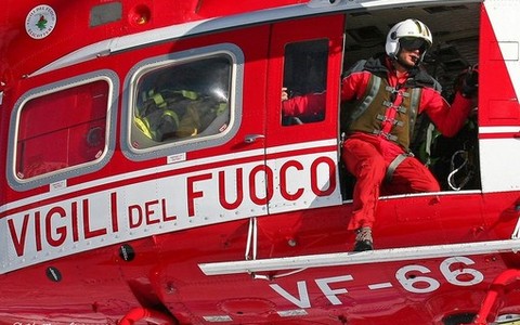 Allarme in mare a Cipressa, scatta la ricerca con l'elicottero dei vigili del fuoco