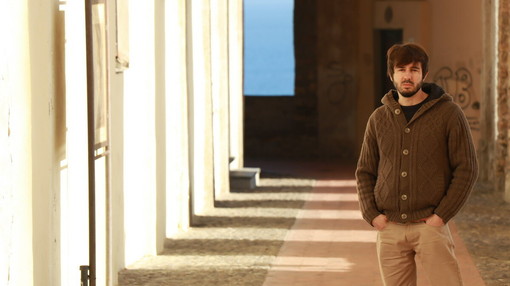 Eugenio Ripepi canta Elisa nel Foyer del Teatro Cavour di Imperia