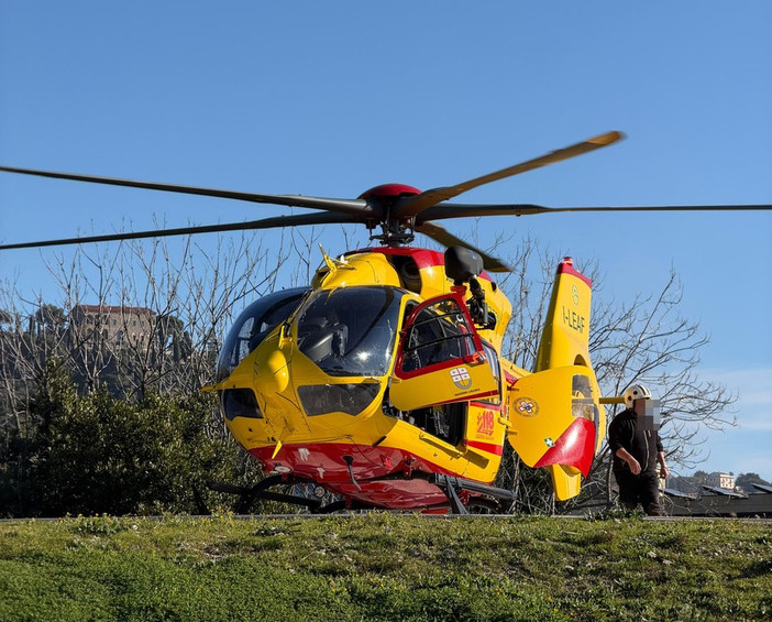 Uomo schiacciato da un cancello a Cipressa: intervengono elisoccorso, vigili del fuoco e carabinieri