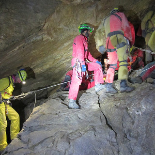 Esercitazione soccorso speleologico, nuove tecniche avanzate di movimentazione di un ferito in ambiente ostile  nella Grotta di Piaggia Bella (foto)