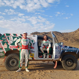Alla Dakar la Nissan Terrano 1 condotta da Luciano Carcheri e Giulia Maroni si destreggia con maestria lungo le piste tra Riyadh e Al Dawadimi