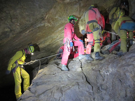 Esercitazione soccorso speleologico, nuove tecniche avanzate di movimentazione di un ferito in ambiente ostile  nella Grotta di Piaggia Bella (foto)