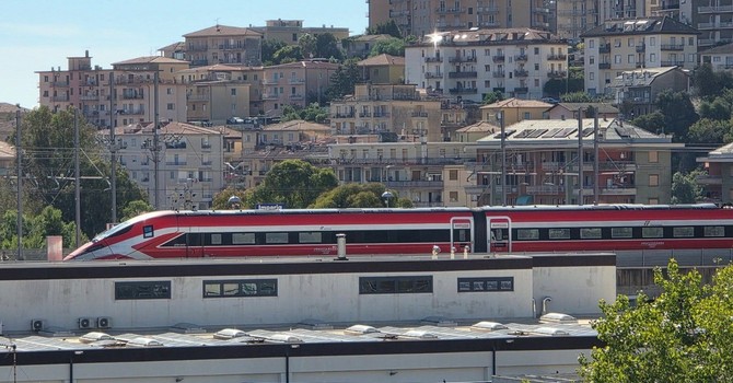 Il Frecciarossa in transito alla stazione di Imperia scatena la curiosità e qualche sogno