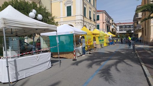 Coronavirus, Diano Marina: ha riaperto il farmer market. Rispettate in pieno le misure di sicurezza (Foto) Coronavirus, Diano Marina: ha riaperto il farmer market. Rispettate in pieno le misure di sicurezza (Foto)