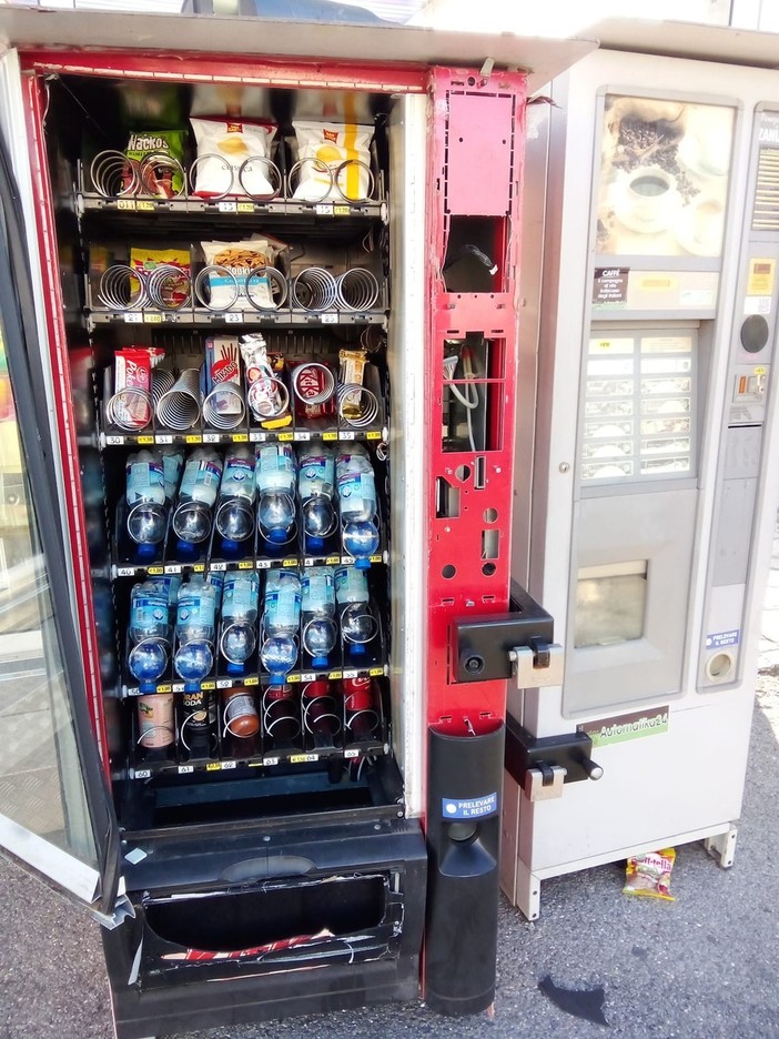 Imperia, furto in pieno centro: scassinati i distributori automatici in Borgo Peri Imperia, furto in pieno centro: scassinati i distributori automatici in Borgo Peri